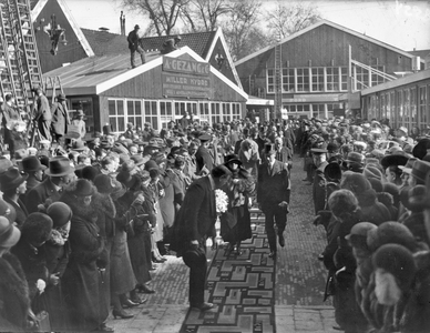 400032 Afbeelding van de aankomst van Koningin Wilhelmina tijdens de opening van de Voorjaarsbeurs in de Jaarbeurs ...